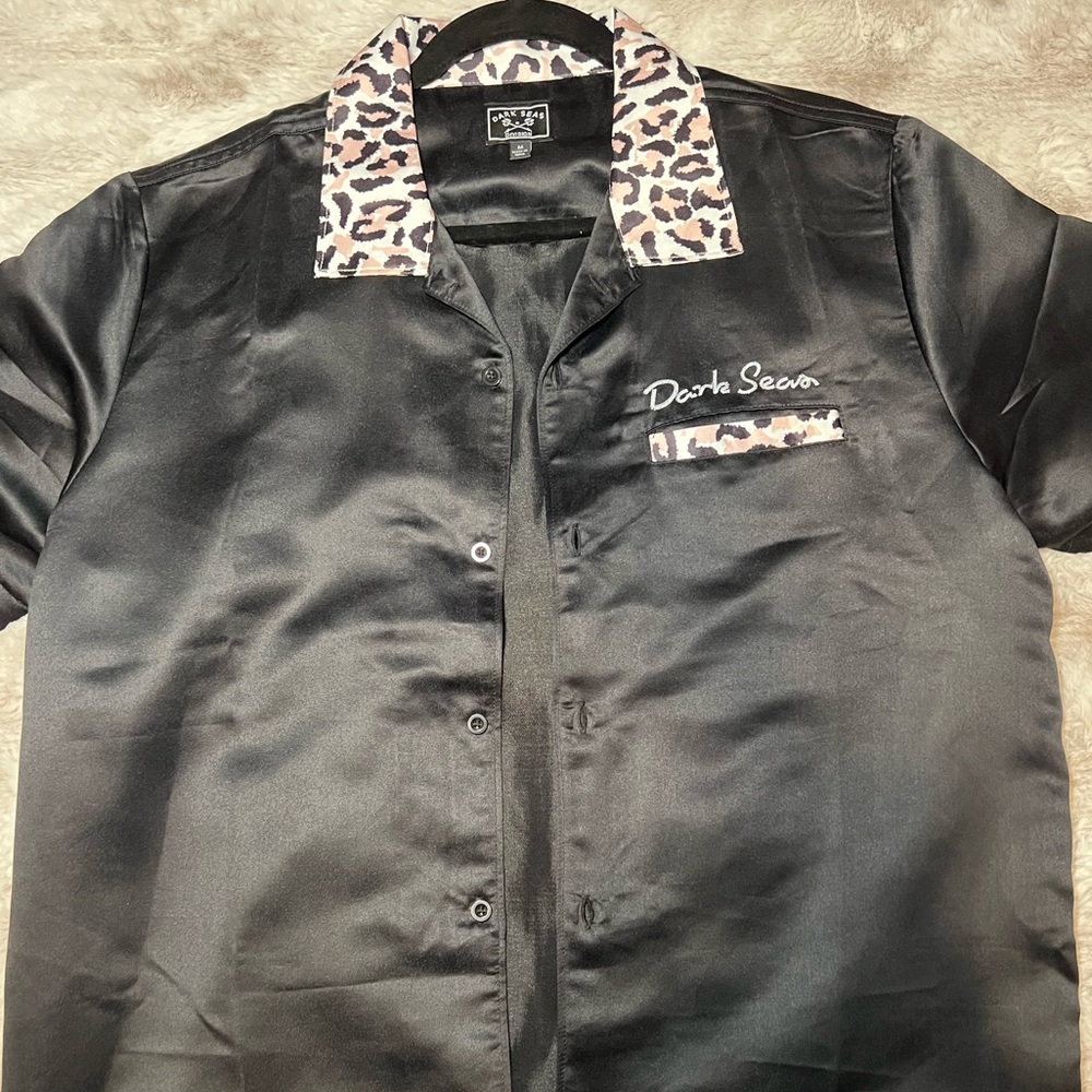 MEN’S UO CASUAL SHIRT (CHEETAH PRINTED NECK), SIZE MEDIUM, COLOR: BLACK